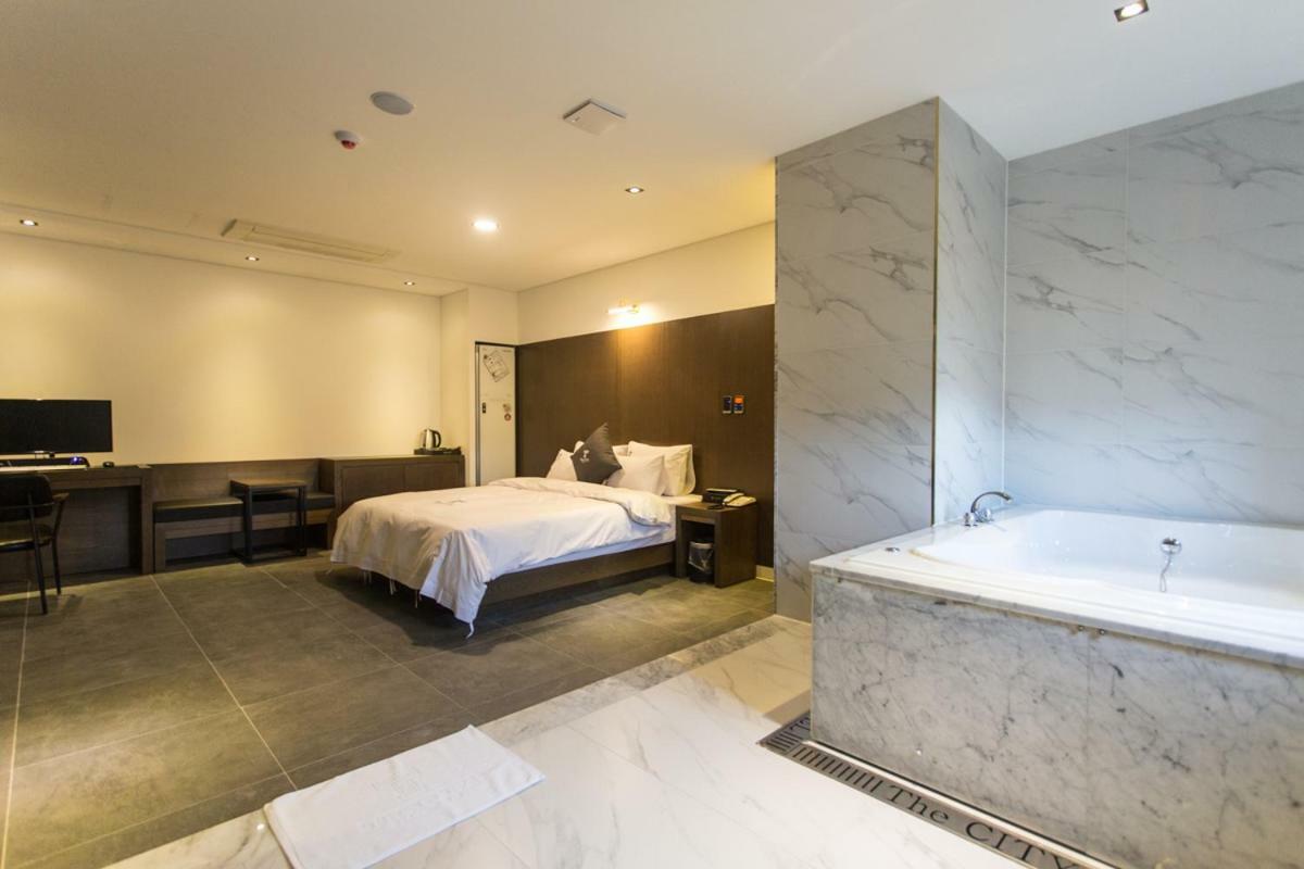 The City Hotel Jeonju Eksteriør bilde